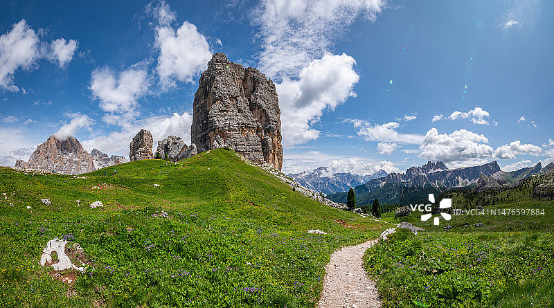 意大利多洛米蒂阿尔卑斯山五托里峰图片素材