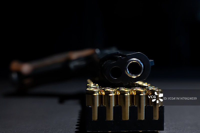 优雅的9毫米半自动手枪靠在子弹上图片素材