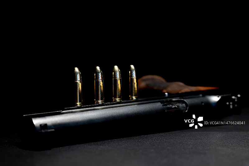 优雅的9毫米半自动手枪和子弹图片素材