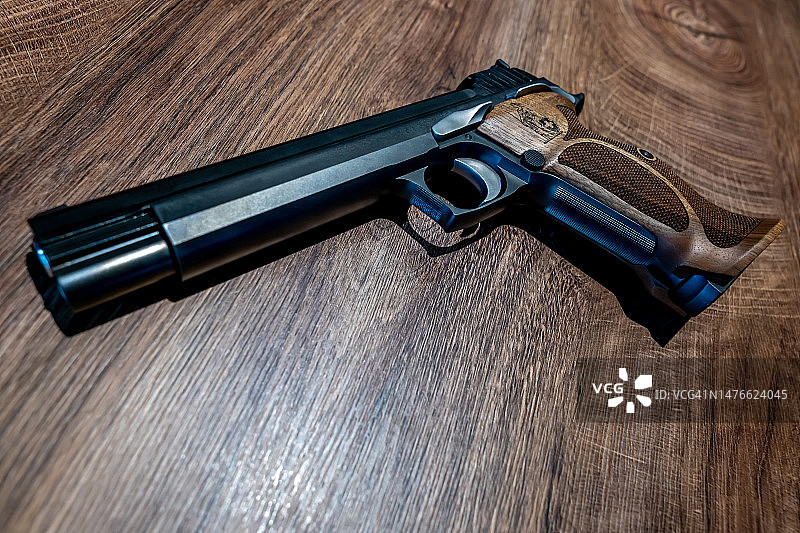 木质背景上的手枪图片素材