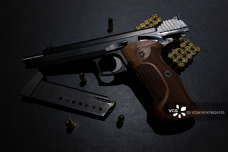 带有瑞士Helvetia标志的典雅半自动9毫米手枪，靠在子弹上图片素材