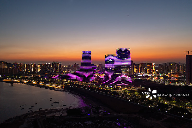 城市建筑夜景灯光浪漫天际线图片素材