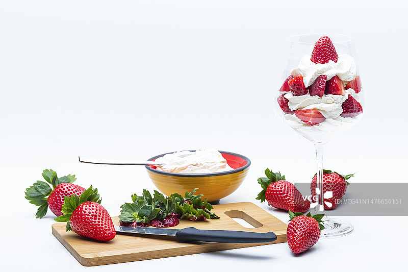 草莓鲜奶油甜点制作图片素材