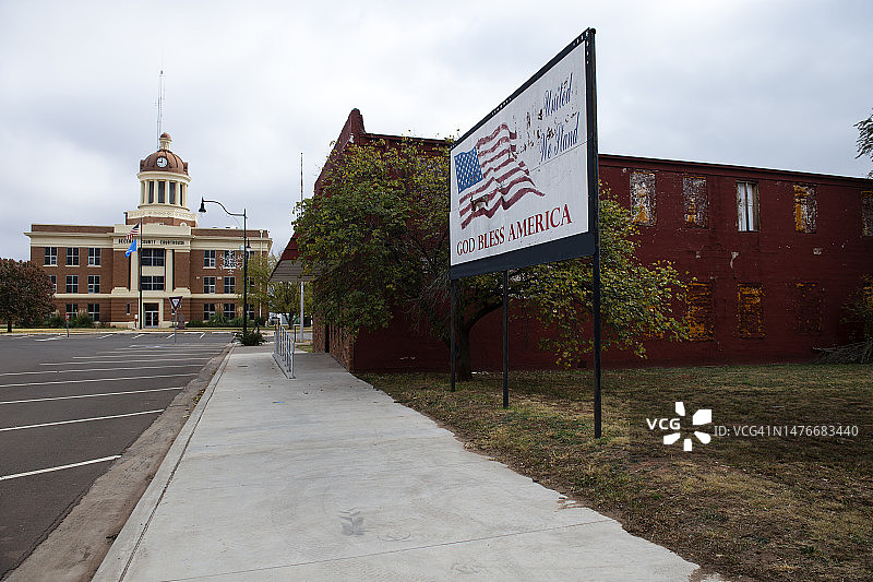 Sayre市中心街道的美国国旗图片素材