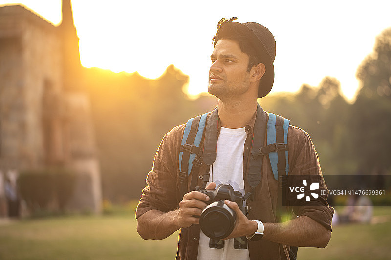 在历史遗址度假时拿着相机的男人图片素材