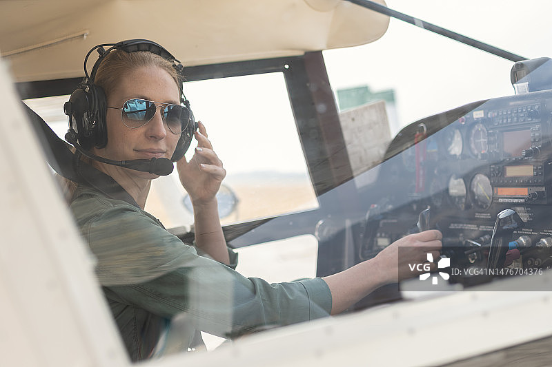 一位驾驶运动飞机的女飞行员图片素材