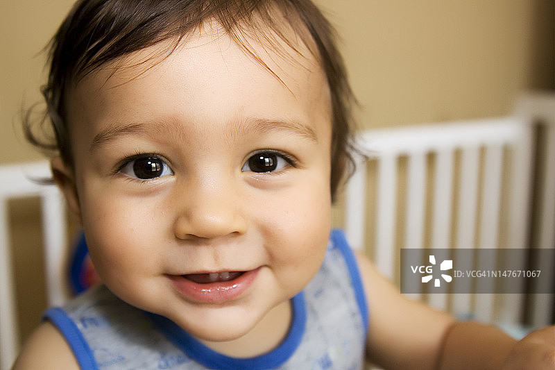 对着镜头微笑的男婴图片素材