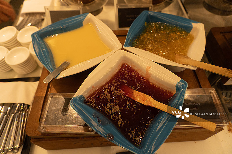 蜂蜜、炼乳和菠萝酱图片素材