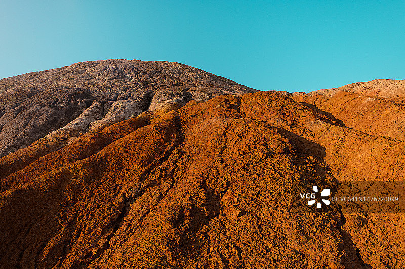 末日般的超现实乌拉尔景观，类似火星表面。冻结的红棕色地表，贫瘠、龟裂和烧焦的土地，全球变暖的概念，耐火粘土采石场背景。图片素材