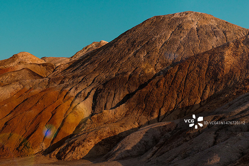 末日般的超现实乌拉尔景观，类似火星表面。冻结的红棕色地表，贫瘠、龟裂和烧焦的土地，全球变暖的概念，耐火粘土采石场背景。图片素材