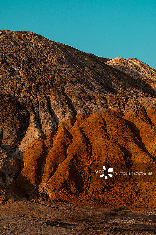 末日般的超现实乌拉尔景观，类似火星表面。冻结的红棕色地表，贫瘠、龟裂和烧焦的土地，全球变暖的概念，耐火粘土采石场背景。图片素材