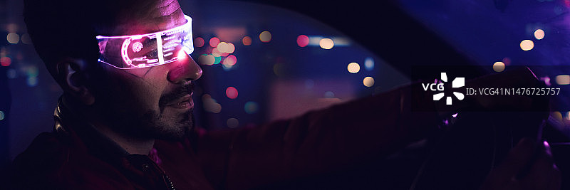 车内男人肖像 霓虹光效 未来感驾驶图片素材