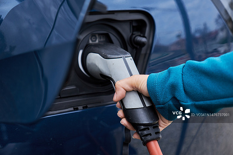 为电动汽车充电的手图片素材