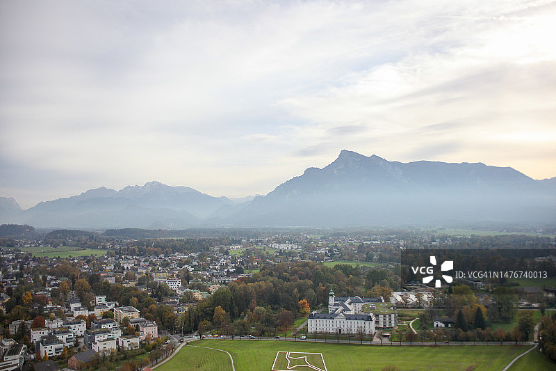萨尔茨堡远眺奥地利阿尔卑斯山图片素材