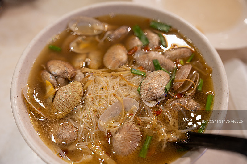 用筷子吃拉面图片素材