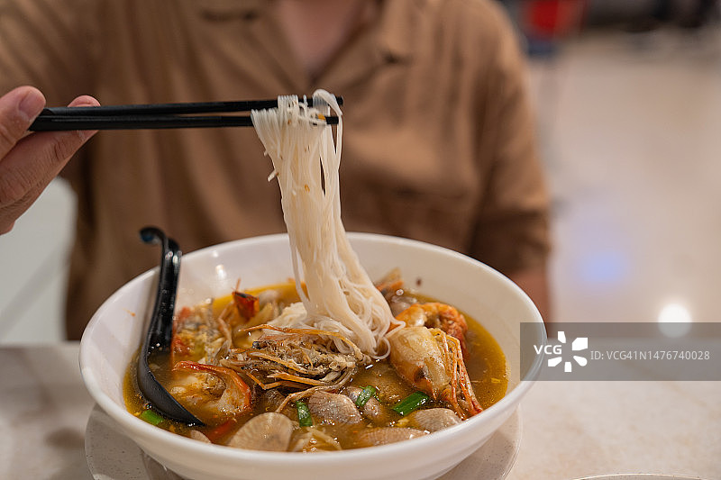 用筷子吃拉面图片素材