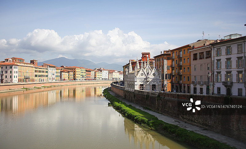 意大利比萨阿尔诺河上的索尔费里诺桥图片素材