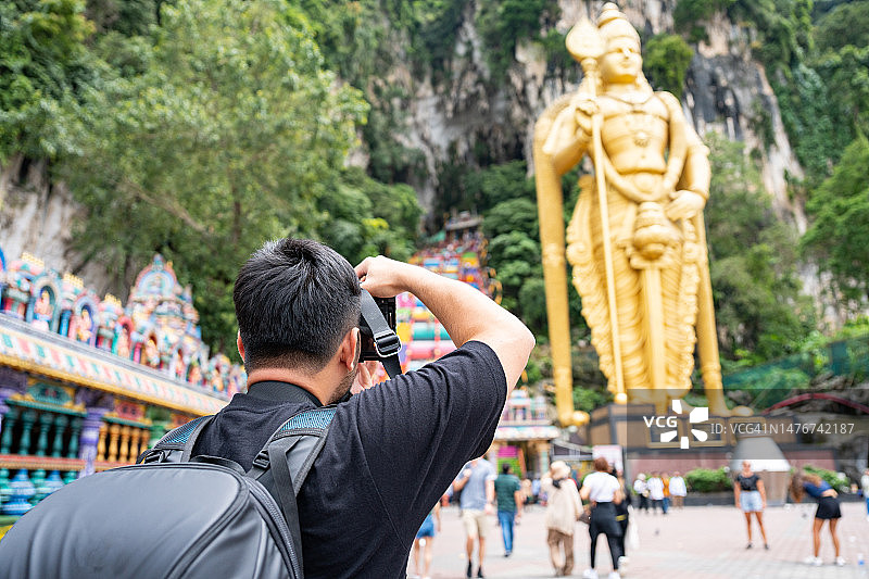 在吉隆坡的黑风洞，游客用相机拍照图片素材