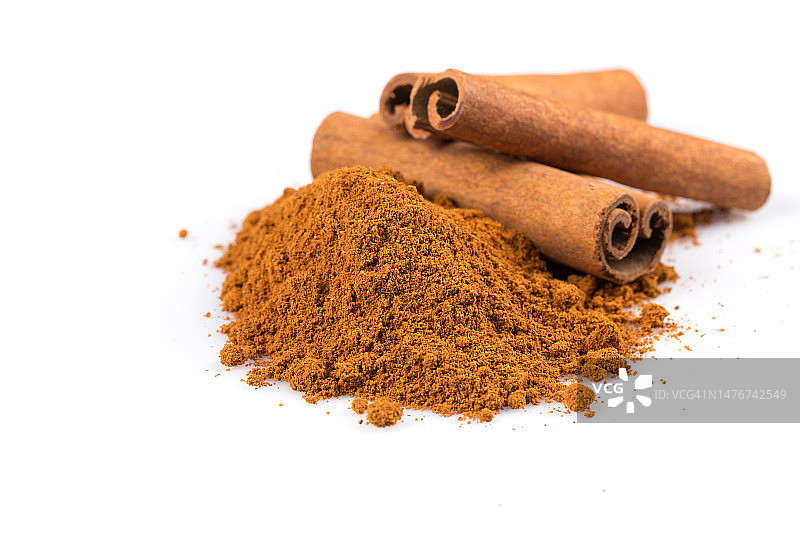 白色背景上的肉桂粉图片素材