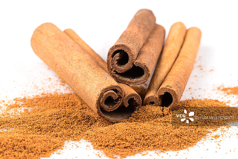 白色背景上的肉桂粉图片素材