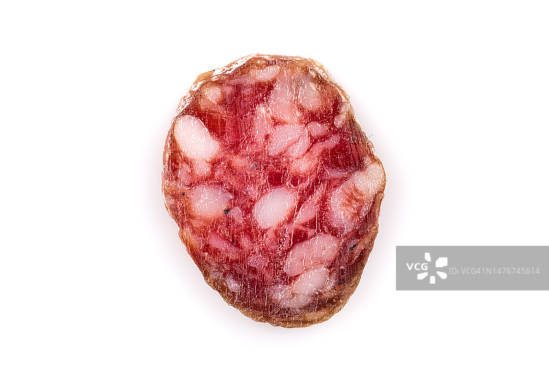 白色背景上的萨拉米香肠切片图片素材