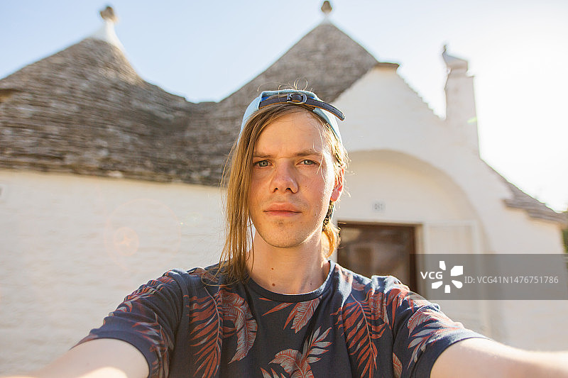 男人在意大利普利亚阿尔贝罗贝洛自拍的快乐游客图片素材