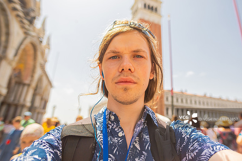 男人在意大利威尼斯圣马可广场自拍图片素材