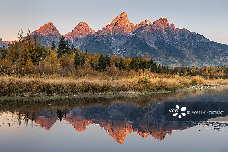 日出时分，大提顿山与倒影湖图片素材