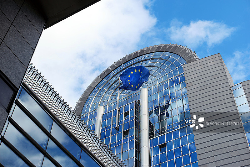 欧洲议会大厦前的欧洲旗帜图片素材