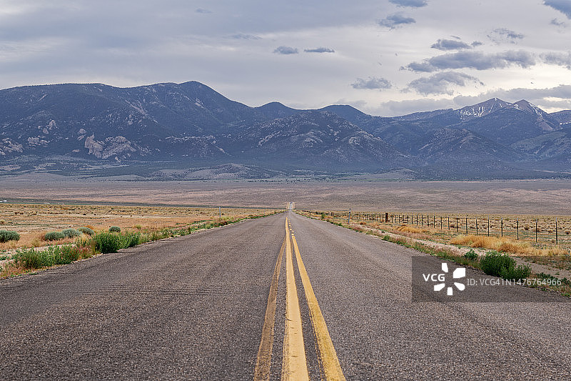 沙漠与山脉相遇的地方图片素材