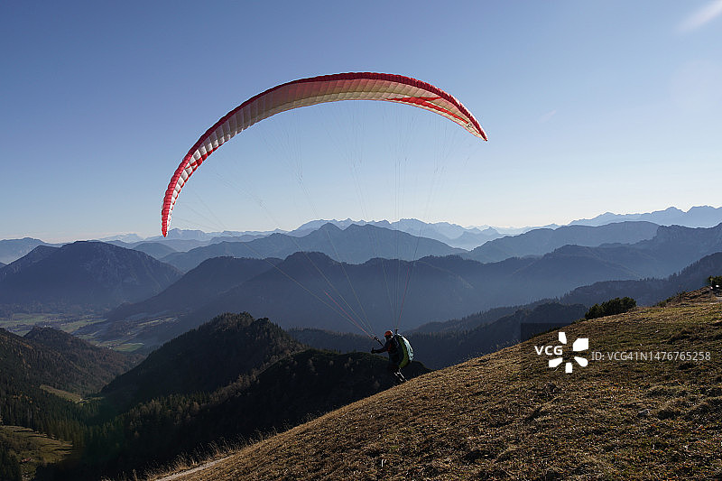 滑翔伞起飞瞬间|奥地利蒂罗尔图片素材