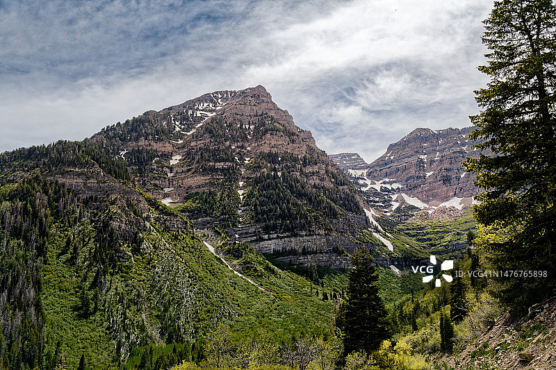 与高山相遇的史诗般重逢之旅图片素材