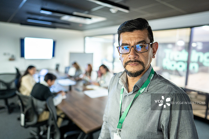 会议室里一位成熟的领导商人肖像图片素材