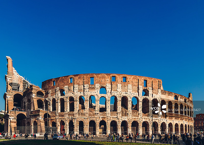 欧洲罗马：蓝色天空下的罗马斗兽场遗址图片素材