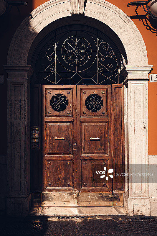 意大利罗马历史建筑的古老中世纪木门图片素材