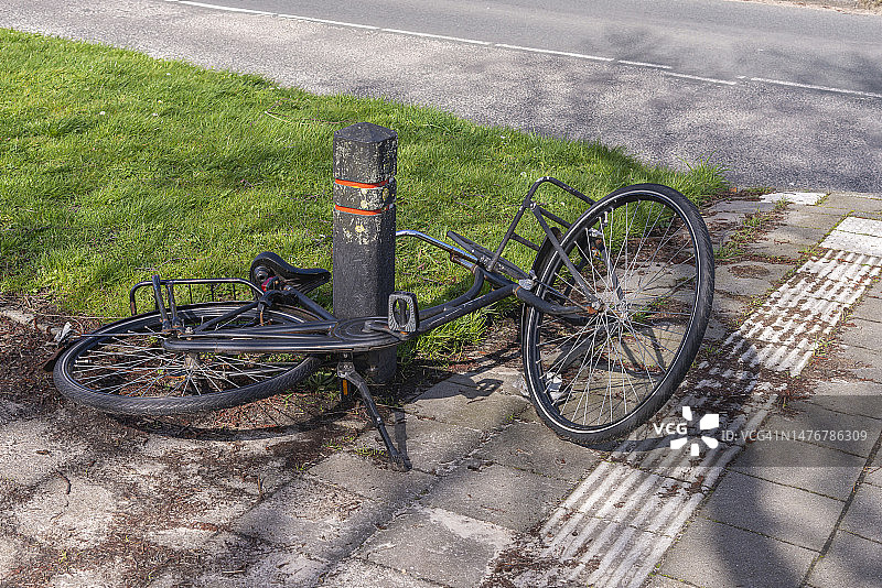 倒地的黑色荷兰女士自行车图片素材