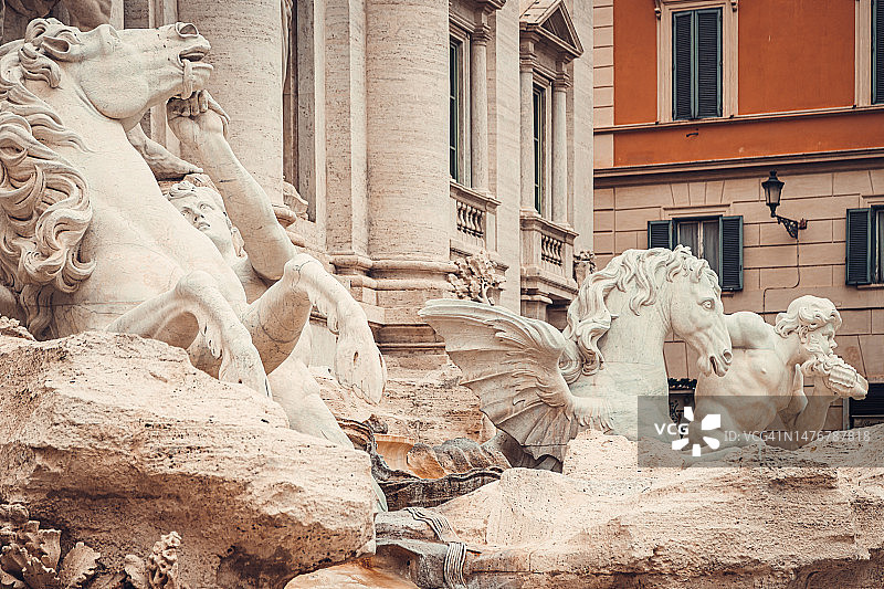 意大利罗马特莱维喷泉的骏马雕塑图片素材
