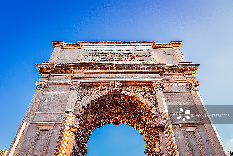 提图斯拱门仰视-意大利罗马图片素材