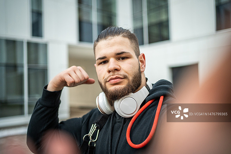 运动员户外训练后休息自拍图片素材