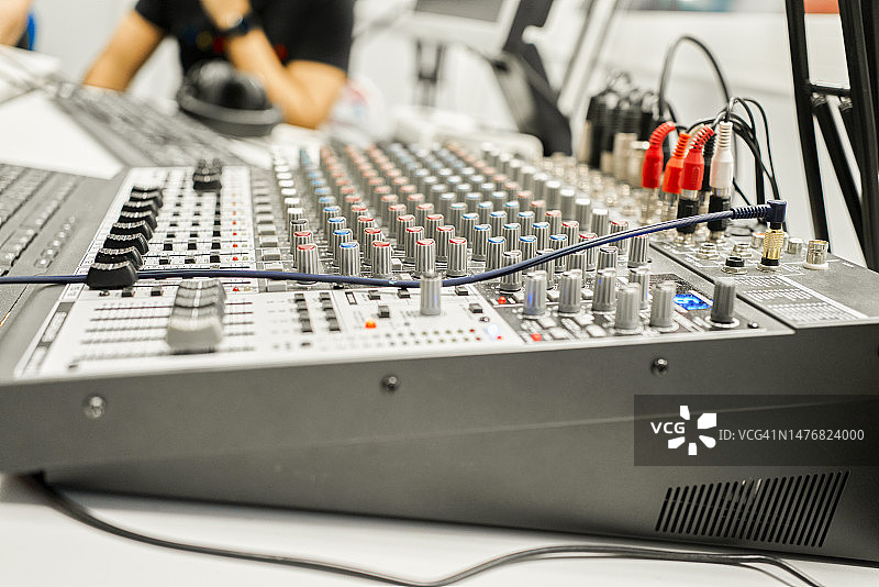 广播电台的调音台图片素材