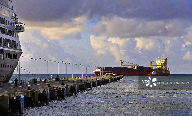 圣马丁岛菲利普斯堡的港口及邮轮和货轮图片素材