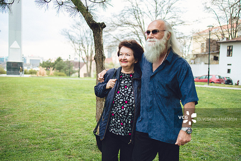 年长的异性恋夫妇在公园户外散步图片素材