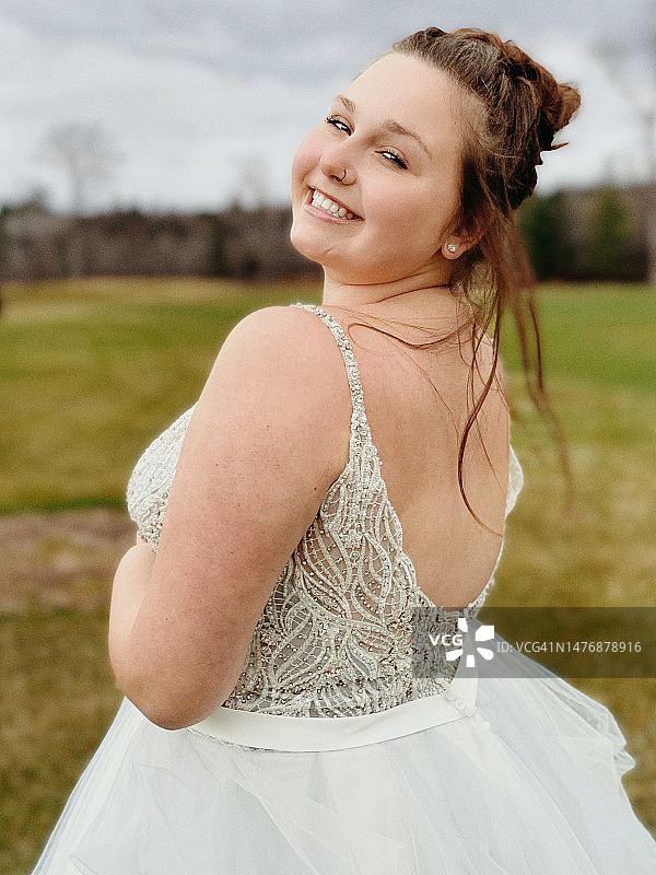 参加毕业舞会的漂亮少女图片素材