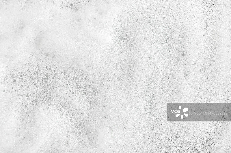 浴缸水中漂浮的肥皂泡特写图片素材