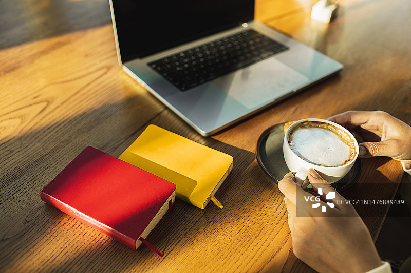 木质背景上的办公桌和文具俯视图图片素材