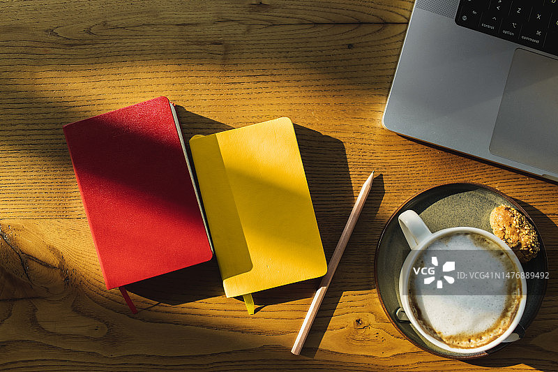 木质背景上的办公桌和文具俯视图图片素材