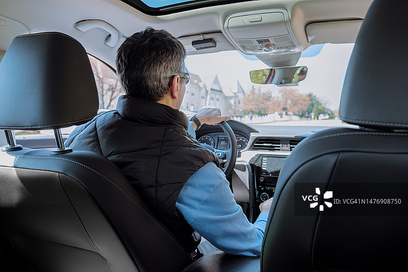 男人在城市道路上开车图片素材