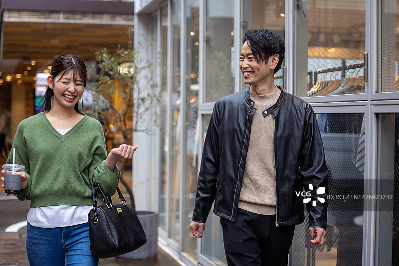 两个人城市里交谈和购物图片素材