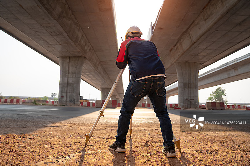 测量员工程师工人进行测量图片素材