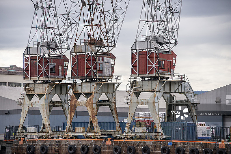 挪威奥斯陆港工业码头上的集装箱起重机图片素材